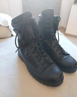 Anfibi modello magnum