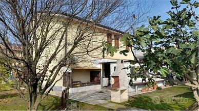 Villa di 258 m² con 5 locali e box auto a Modena