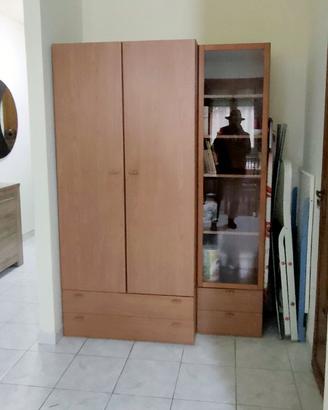 Armadio con piccola vetrina