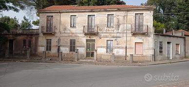 Stabile da ristrutturare ex albergo con giardino