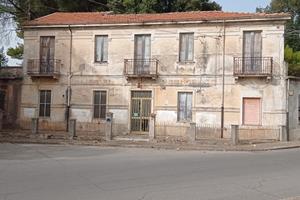 Stabile da ristrutturare ex albergo con giardino