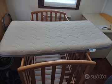 Lettino in legno  con materasso e accessori