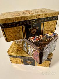 3 Tin di 1500 carte Yu-Gi-Oh! + Sleeves