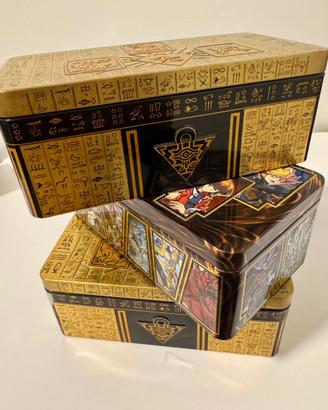 3 Tin di 1500 carte Yu-Gi-Oh! + Sleeves