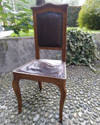 Sedia antica in legno e cuoio
