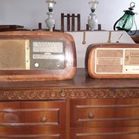 Coppia di radio in legno