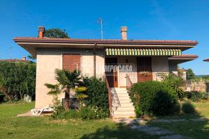 VILLA SINGOLA CON AMPIO GIARDINO