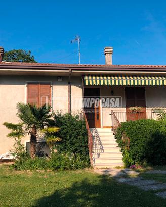 VILLA SINGOLA CON AMPIO GIARDINO