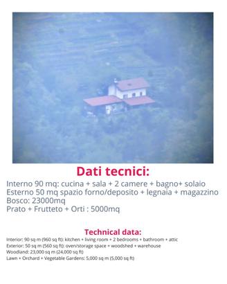 Casa immersa nel bosco con terreno agricolo