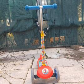 Monopattino a tre ruote a tema spiderman 