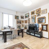 3 LOCALI DI 100 MQ CIN BALCONE CANTINA E BOX