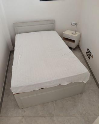 Cameretta completa di letto e comodino