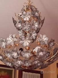 Lampadario con fiori in vetro satinato 