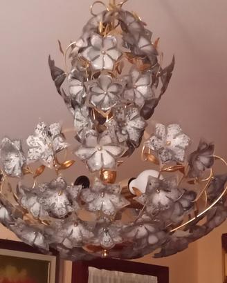 Lampadario con fiori in vetro satinato 