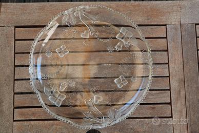 Piatto centrotavola in vetro decorato a rilievo