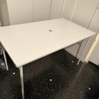 Tavolo in metallo con gambe pieghevoli Ikea