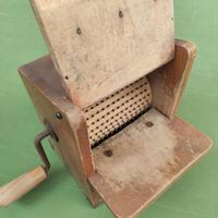 Vecchia grattugia in legno
