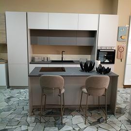 Cucina con isola moderna