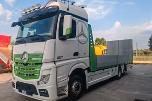 Mercedes Actros 2542 pianale con Rampe E6