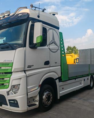 Mercedes Actros 2542 pianale con Rampe E6