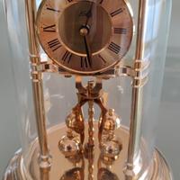 Orologio da tavolo in stile. 