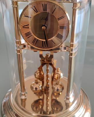 Orologio da tavolo in stile. 