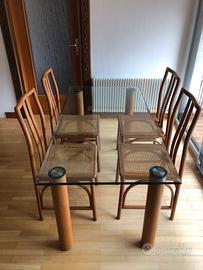 Tavolo in cristallo con sedie