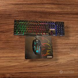 tastiera, mouse e tappetino gaming