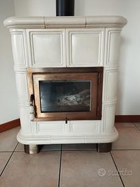 Stufa e legna in ceramica