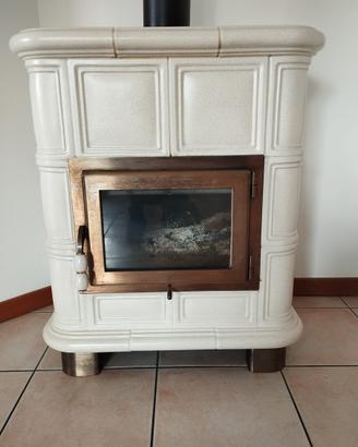 Stufa e legna in ceramica