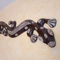 Scultura in legno raffigurante un geco
