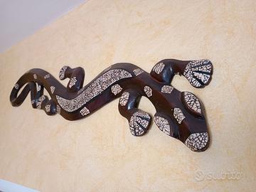 Scultura in legno raffigurante un geco