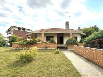 VILLA SINGOLA CON GRANDI SPAZI
