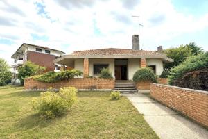 VILLA SINGOLA CON GRANDI SPAZI