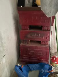 Stufa in ghisa antica, a legna