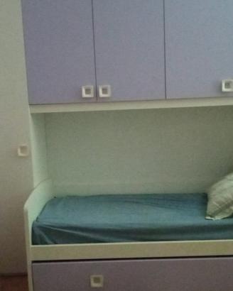 Letto a ponte con armadi