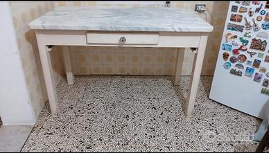 TAVOLO CON BASE IN MARMO