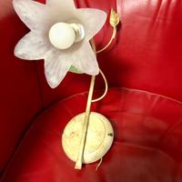 Applique da parete a disegno floreale: un fiore