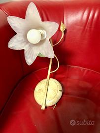 Applique da parete a disegno floreale: un fiore