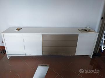 Mobile in legno con ante e cassettoni