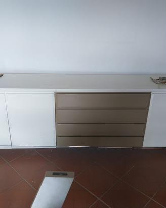 Mobile in legno con ante e cassettoni