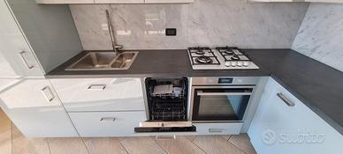 cucina con elettrodomestici inclusi