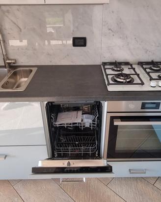 cucina con elettrodomestici inclusi