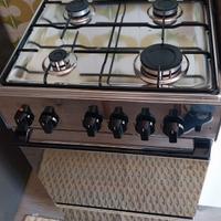 Cucina a gas con 4 fornelli + forno elettrico