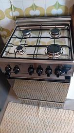 Cucina a gas con 4 fornelli + forno elettrico