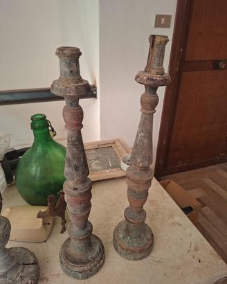 Coppia di candelieri antichi in legno tornito
