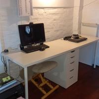 Scrivania con cassettiera ikea