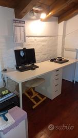 Scrivania con cassettiera ikea