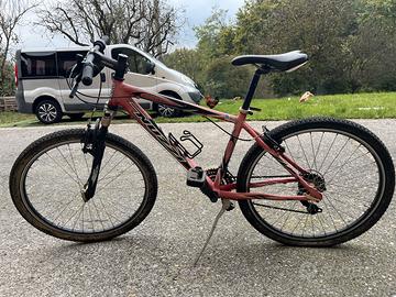 Bicicletta nuzzi rossa