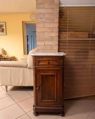 Mobiletto Antico piano in marmo 110€